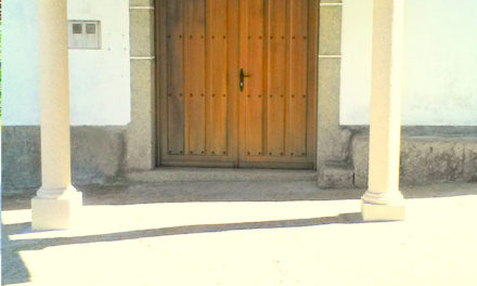 Puerta de acceso a la Iglesia de San Antonio Abab en Fresnedoso.
